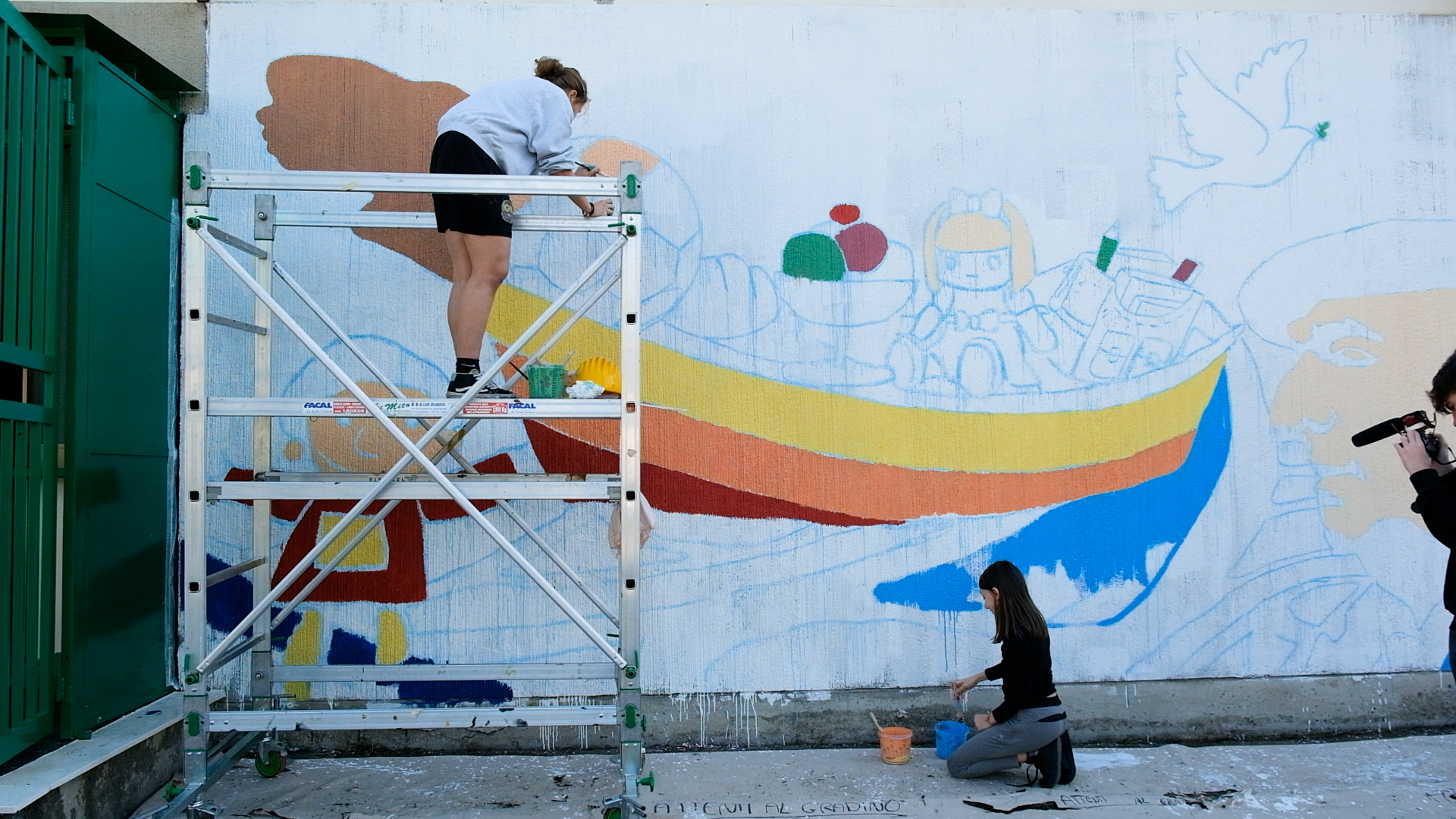 Abitanti di Scampia all'opera per il Murales di Mono Carrasco (4)