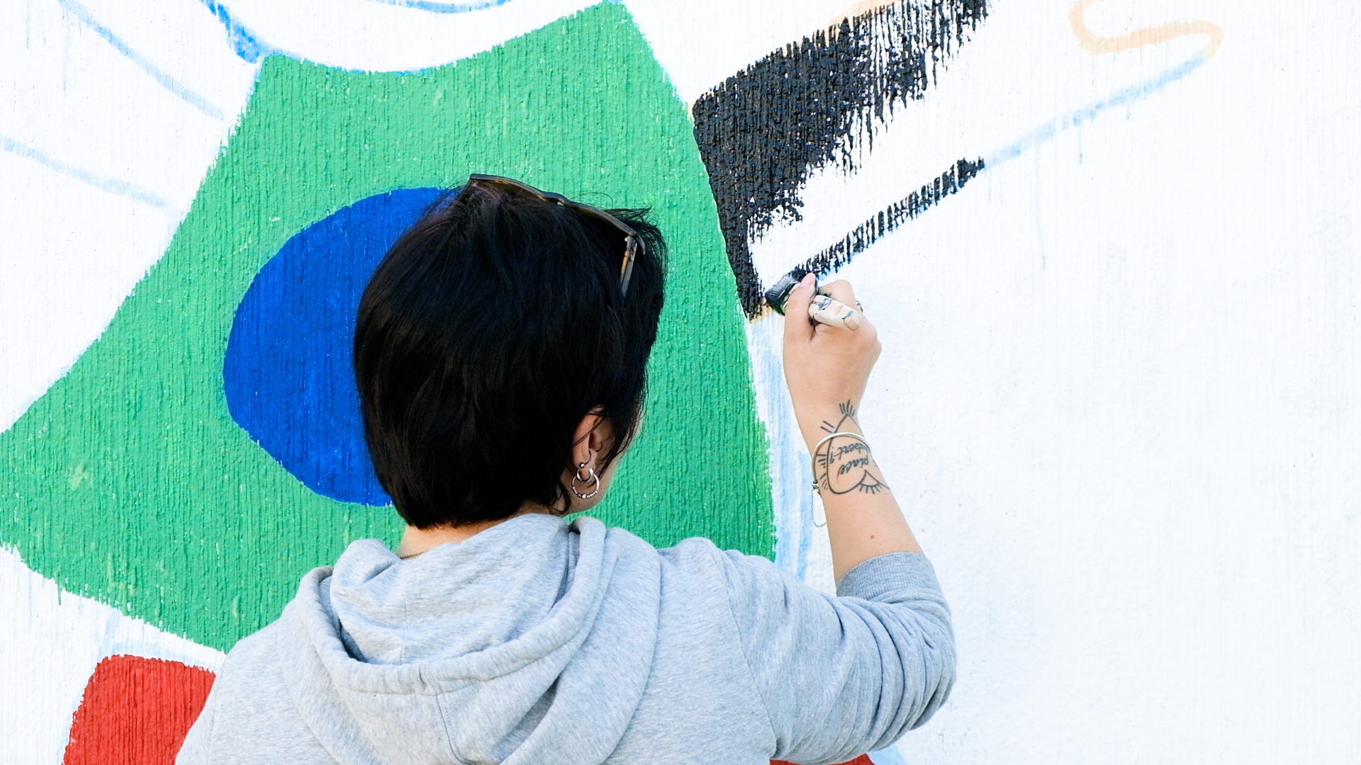 Abitanti di Scampia all'opera per il Murales di Mono Carrasco