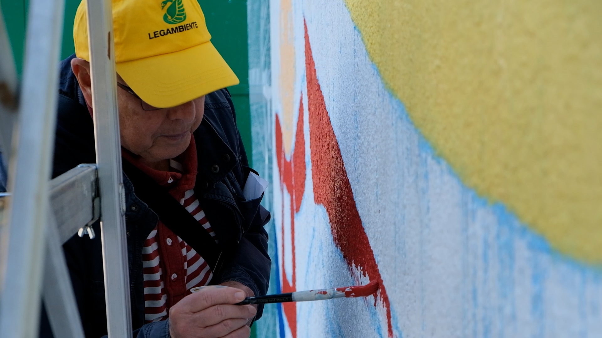 Abitanti di Scampia all'opera per il murales di Mono Carrasco (1)