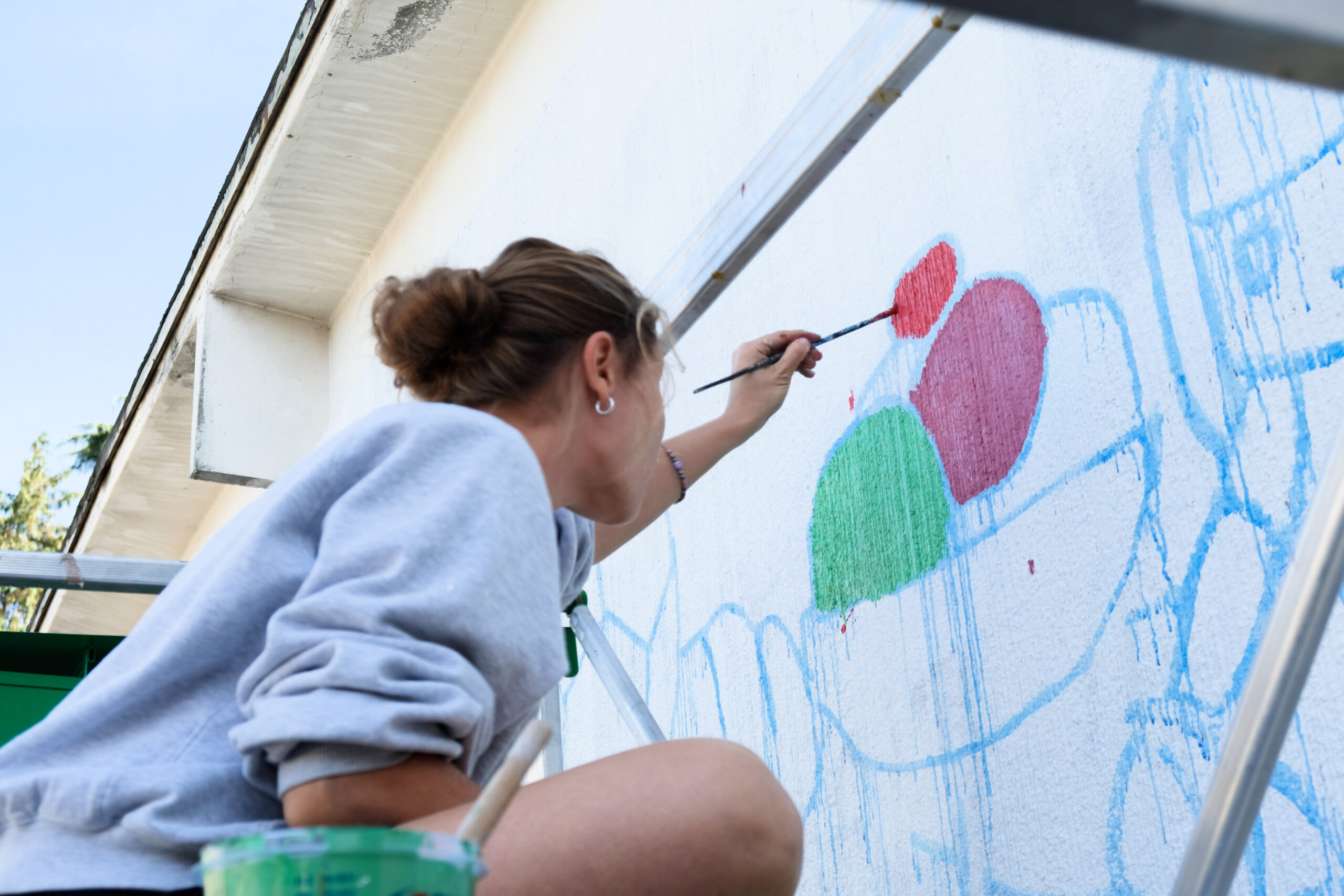 Abitanti di Scampia all'opera per il murales di Mono Carrasco (2)