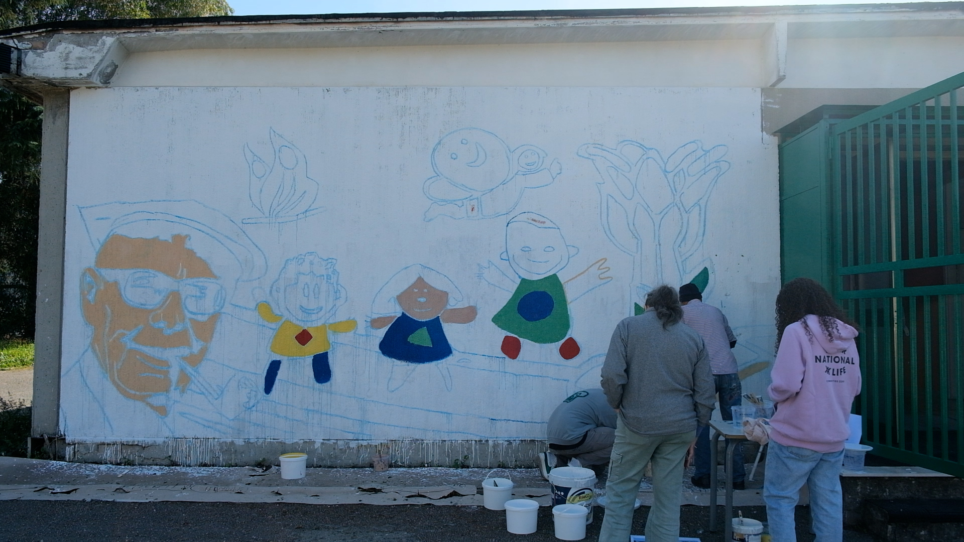 Abitanti di Scampia all'opera per il murales di Mono Carrasco (3)