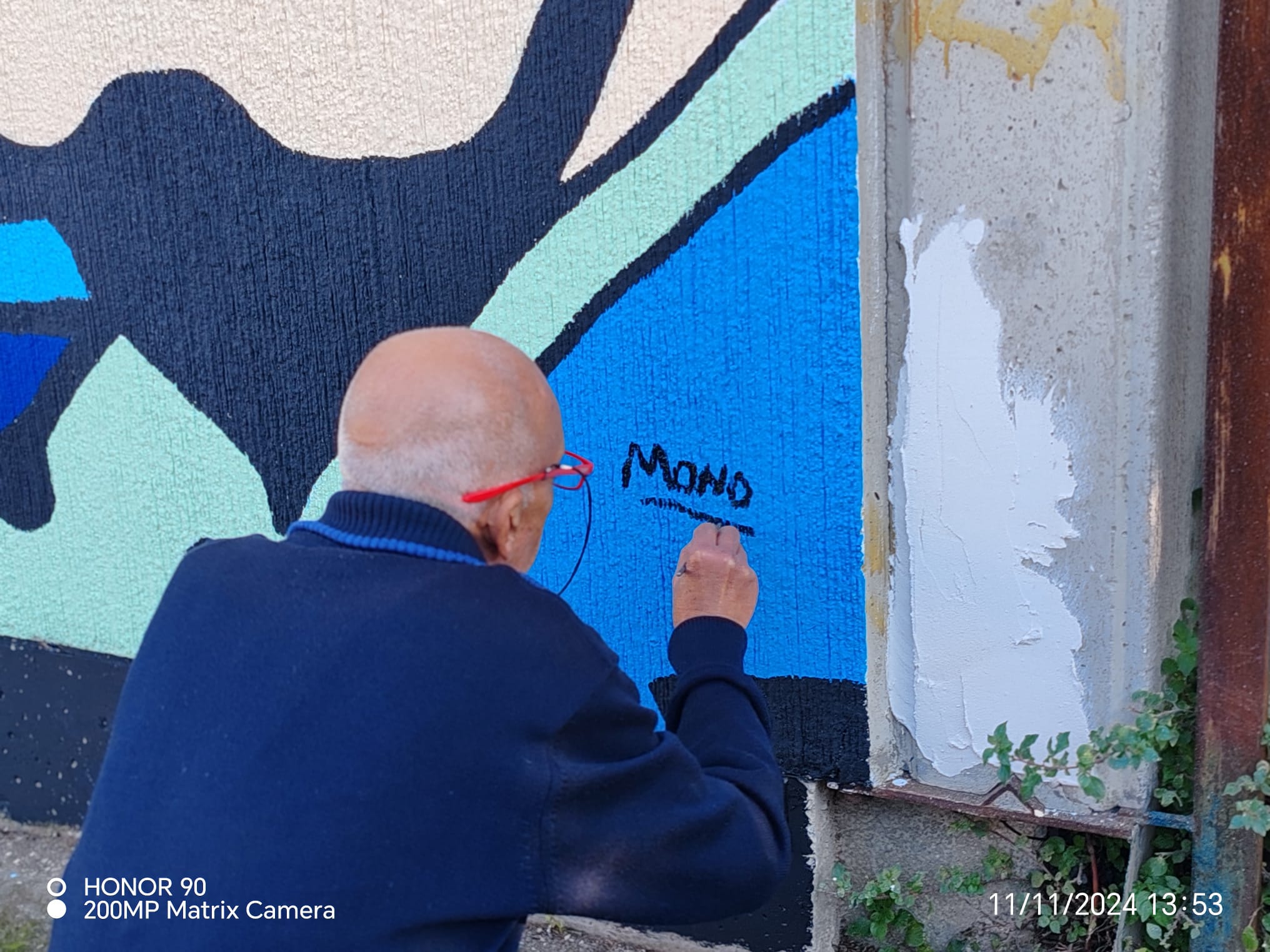 Mono Carrasco firma il murales ultimato